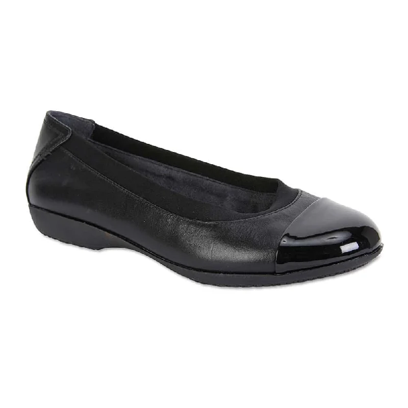 Nelson Flat in Black Leather