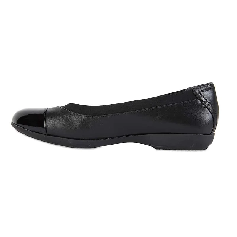 Nelson Flat in Black Leather