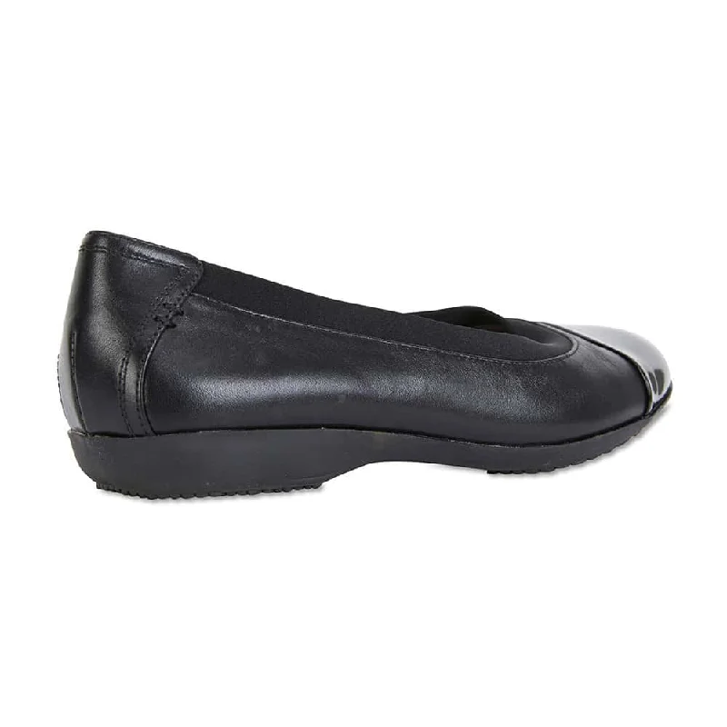 Nelson Flat in Black Leather