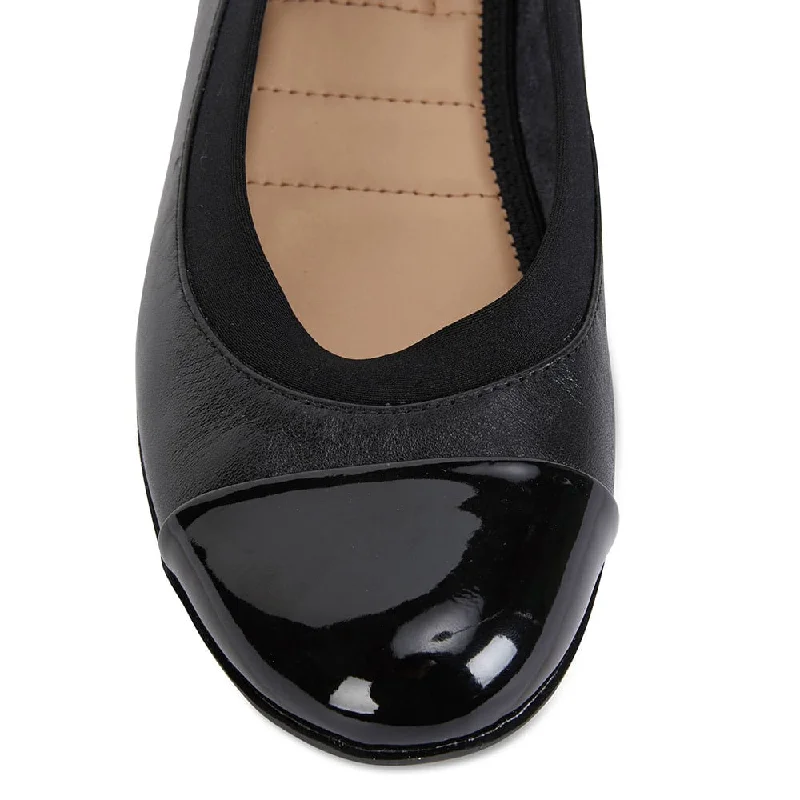 Nelson Flat in Black Leather